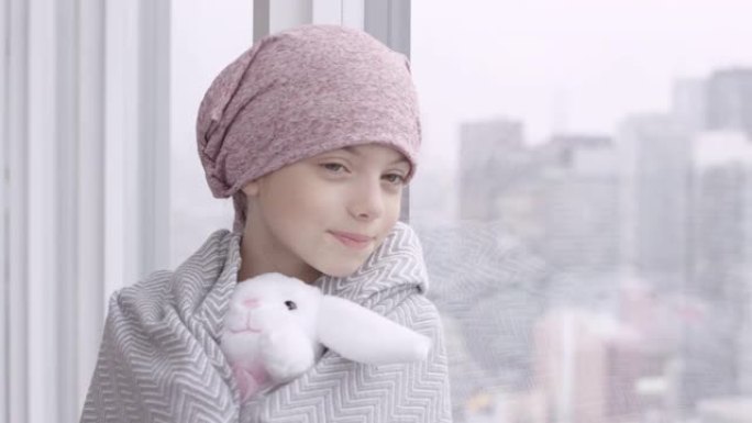 癌症快乐女孩靠在窗户上