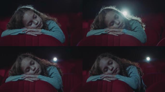 睡在电影院的女孩睡觉座椅电影院