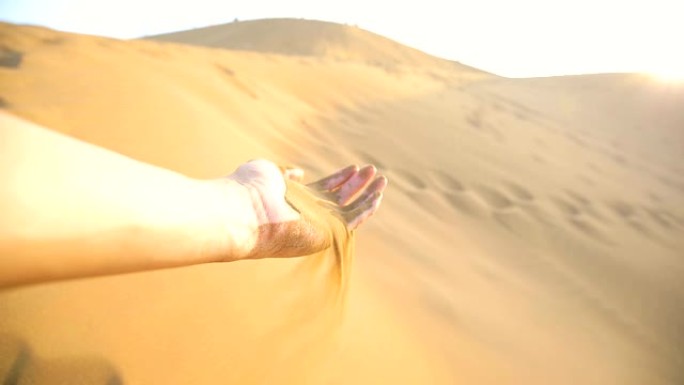 沙子从手中流出戈壁沙漠黄沙沙子