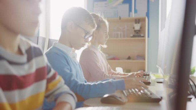 小学教室: 一个戴眼镜的聪明男孩的肖像使用个人电脑，学习如何安全使用互联网，编程语言进行软件编码。儿