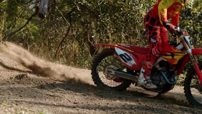 MS超级慢动作越野摩托车骑手跳跃，降落在泥土路线上