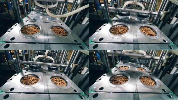 工厂的机器正在用箔纸覆盖面包屑。工厂包装过程。