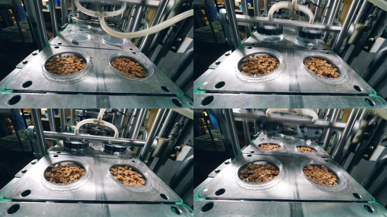 工厂的机器正在用箔纸覆盖面包屑。工厂包装过程。