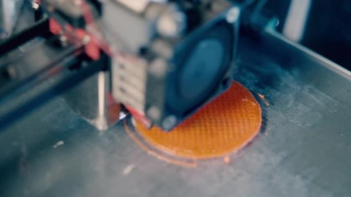 3D打印机在3d打印实验室工作。