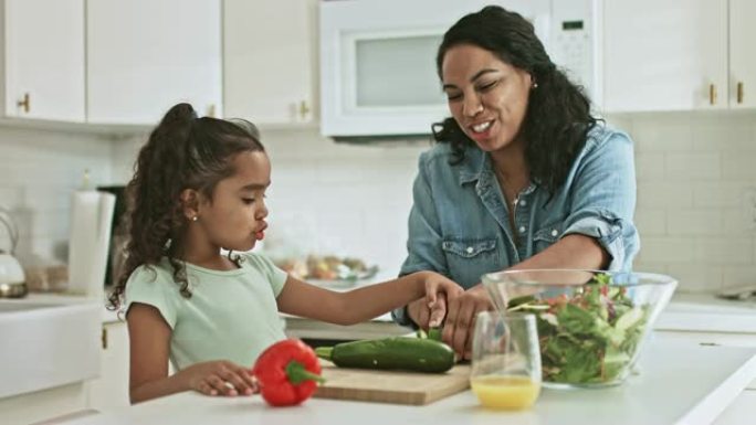 母女在家准备食物教小孩做饭亲子互动国外饮