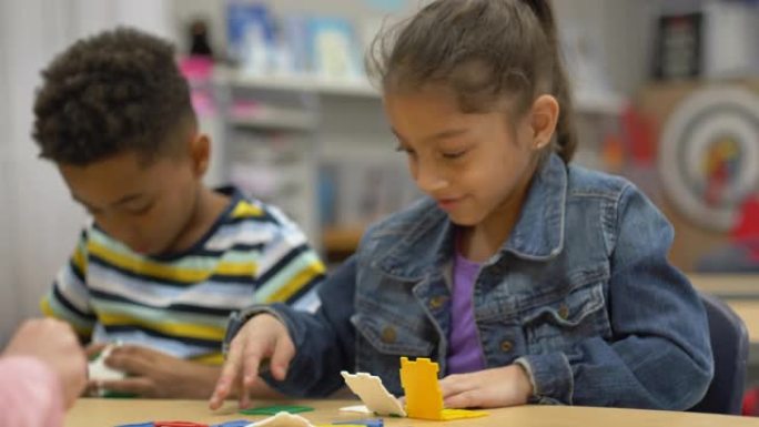 玩建筑玩具的学生外国小孩子外国人