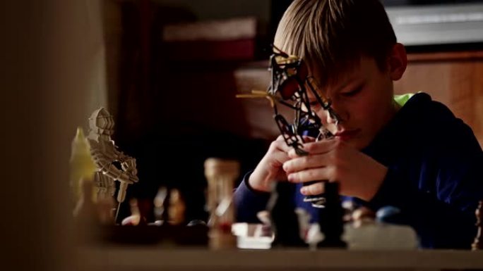 建造机器人骨架的小男孩。