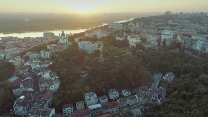 基辅 (基辅) 老城在日出的灯光下。乌克兰基辅的鸟瞰图