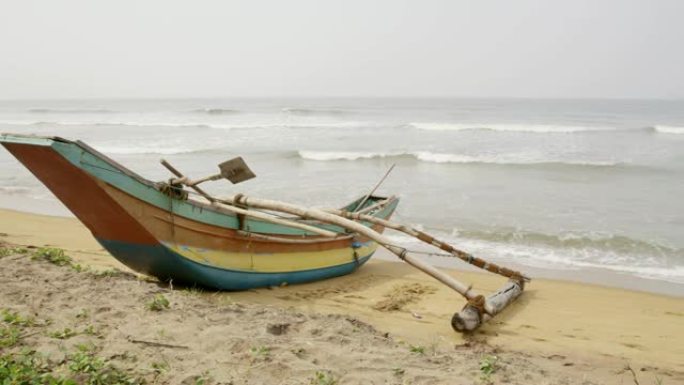 斯里兰卡宁静的海洋海滩上的支腿独木舟女士