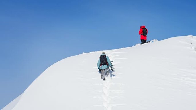 滑雪者徒步上山雪山