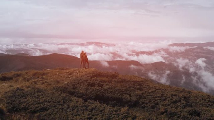 男人和女人欣赏美丽的山景