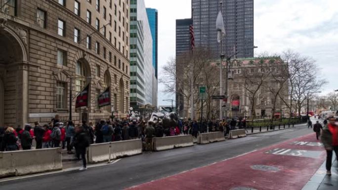 延时: 百老汇的游客拥挤在美国纽约收费公牛雕像周围