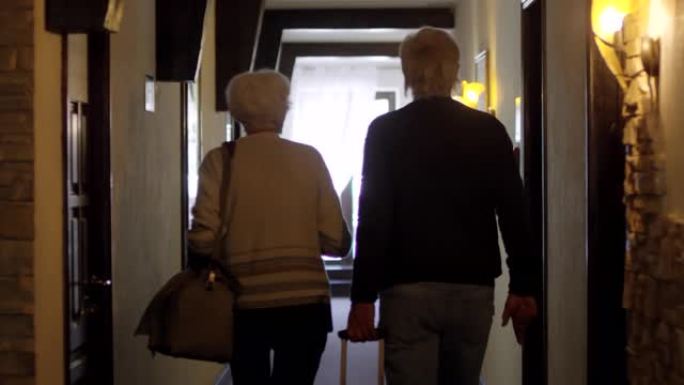 60多岁的夫妻搬进酒店房间