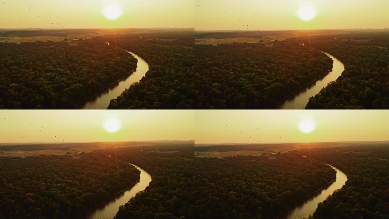 日落时分的空中河流和热气球