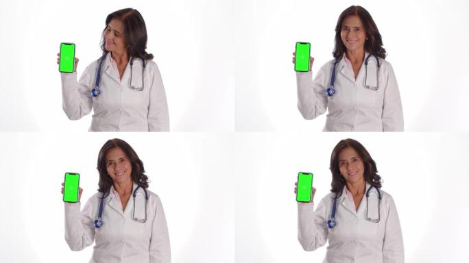 女成熟医生拿着智能手机可编辑屏幕，对着相机色度键微笑