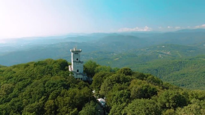 空中4k视图。夏天阳光明媚的日子里，山上美丽的城堡，可以欣赏山脉和大海的景色