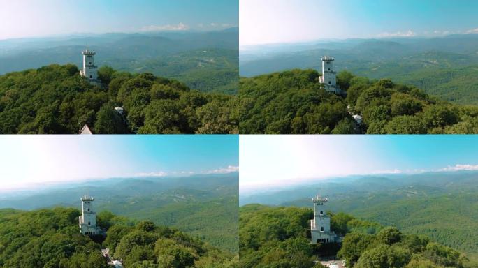 空中4k视图。夏天阳光明媚的日子里，山上美丽的城堡，可以欣赏山脉和大海的景色
