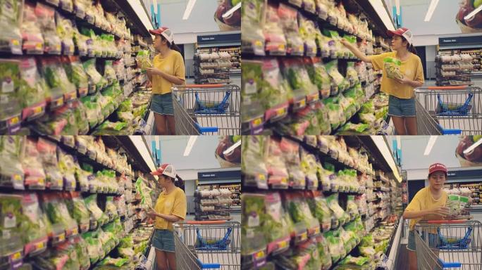 时髦的女人在超市买食物。