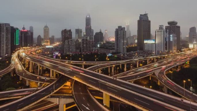 白天到晚上/中国上海高峰时段天桥和城市交通的T/L ZI鸟瞰图