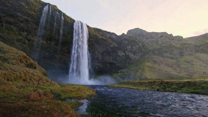 冰岛塞尔贾兰德斯福斯瀑布女士