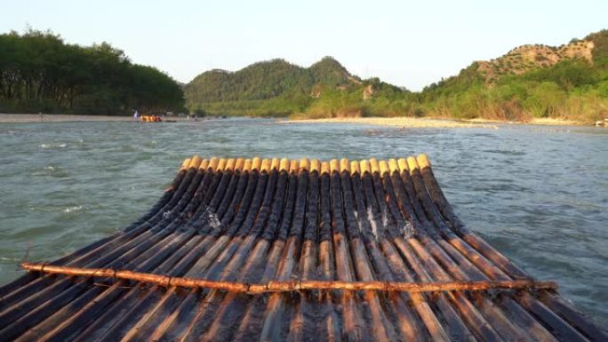仙居河上的竹筏竹筏水上漂流