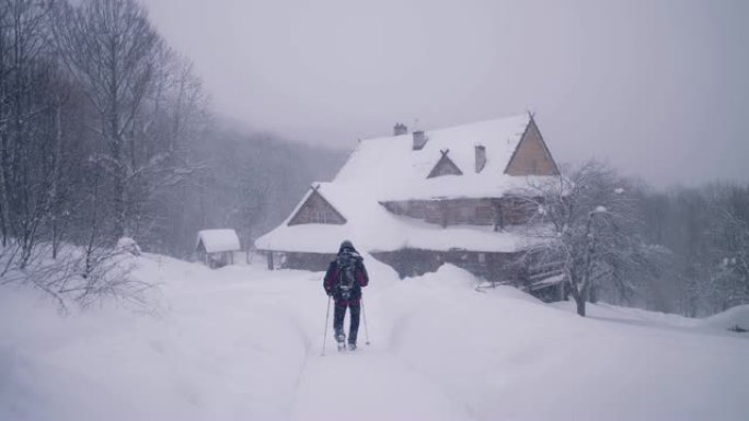 山区冬季旅行。回到避难所