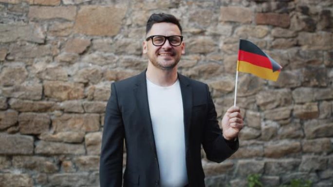 慢动作肖像微笑的德国人与德国国旗