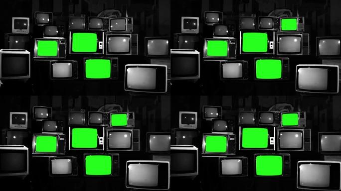 许多带有绿色屏幕的电视。黑白色调。