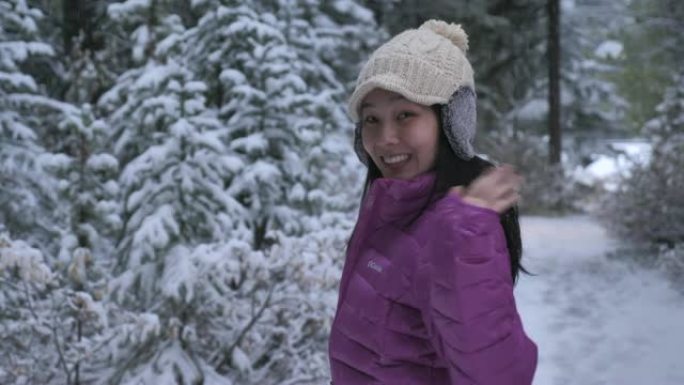 女人在假日下雪时欢迎白色背景的人。