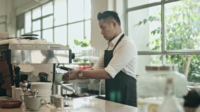 成熟的咖啡师在自助餐厅准备咖啡