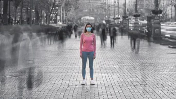 那个戴着医用口罩的女人站在拥挤的城市里。时间流逝