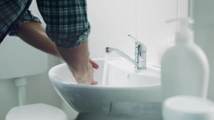 男人用肥皂洗手流水清洗手部