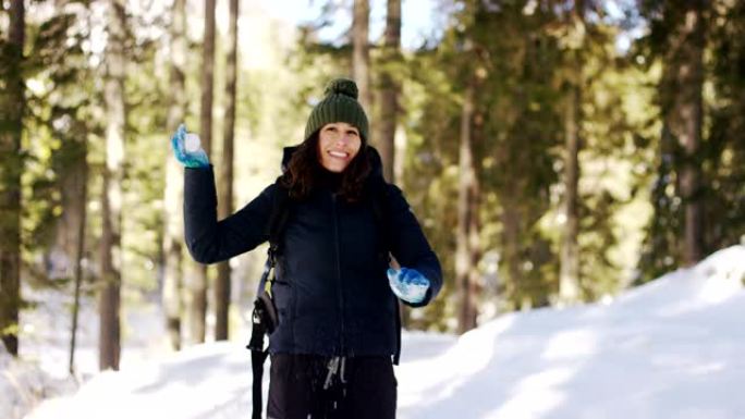 一个山区女孩在房间里玩雪球，潜水，做天使，吹雪。被大自然包围像个孩子一样玩耍