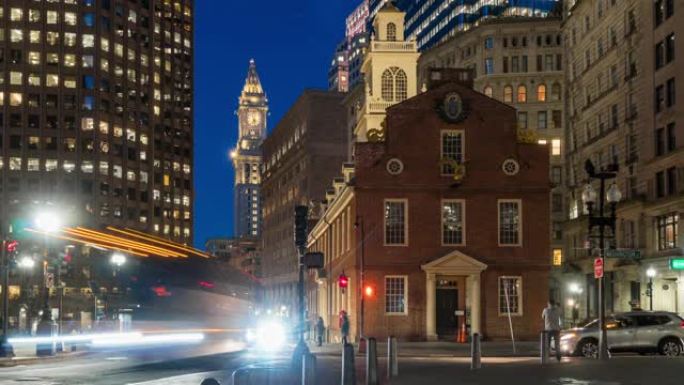黄昏时分，美国马萨诸塞州波士顿旧州议会大厦前区加冕人和交通的4k时间流逝，具有旅游概念的建筑和建筑。