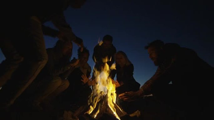朋友在火中取暖烤火火苗天文爱好者