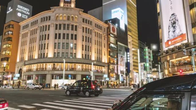 日本和游客的时间流逝正穿过日本东京银座地区的人行横道
