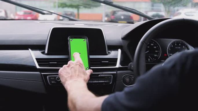 使用手机安装在汽车仪表板上的人的特写镜头慢动作拍摄