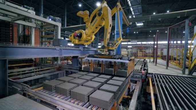 现代工厂工业设备正在将砖块重新安装到输送机上
