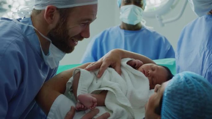 高加索夫妇在医院里看着新生婴儿的特写镜头