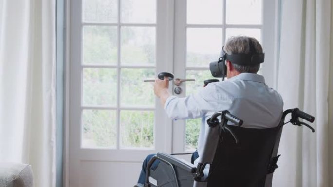 坐在轮椅上的高级残疾人在家中戴着虚拟现实耳机，手持游戏控制器