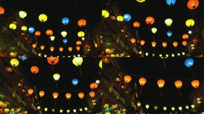 满月节期间，会安的街道上点亮了五颜六色的灯笼。
