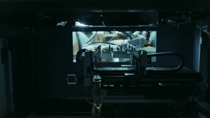 自动化机器人工业设备正在组装后用光和激光技术测试电子印刷电路板。