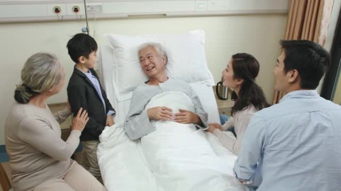亚洲家庭在医院探望爷爷