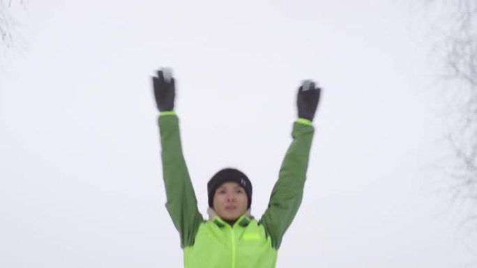 运动女人在冬天做跳跃千斤顶