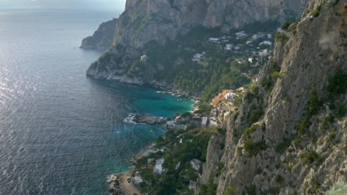 意大利卡普里岛的山脉和海洋景观。卡普里岛位于第勒尼安海，几千年来一直是度假胜地。UHD倾斜镜头
