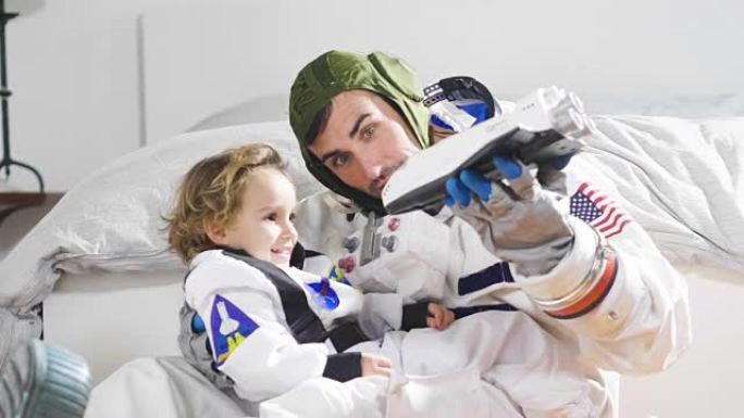 一个孩子穿着宇航员的西装在镜子前看着，看起来很棒，他的未来，他的工作，他的成长抱负。