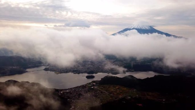 富士山的空中拍摄。云和天空日出时间，山梨川口子