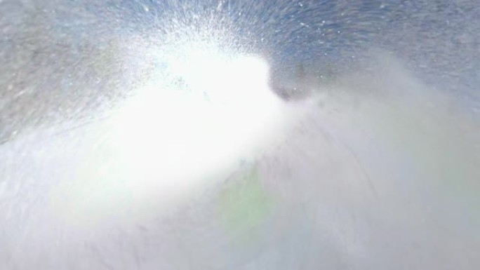 自拍照: 年轻的滑雪者在滑雪道上雕刻，并向相机喷冷烟。
