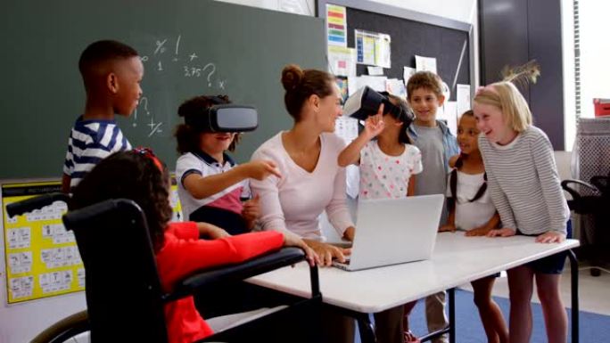 与老师和同学一起使用虚拟现实耳机的混血小学生的前视图i 4k