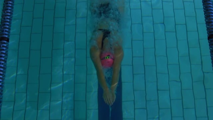 游泳运动员在游泳池训练